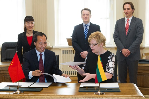 i_simonyte_ir_wang_zhaoxing_pasiraso_bendradarbiavimo_susitarima.jpg