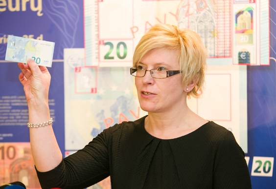 2015_11_24_simonye_su_nauju_20_euru_banknotu.jpg
