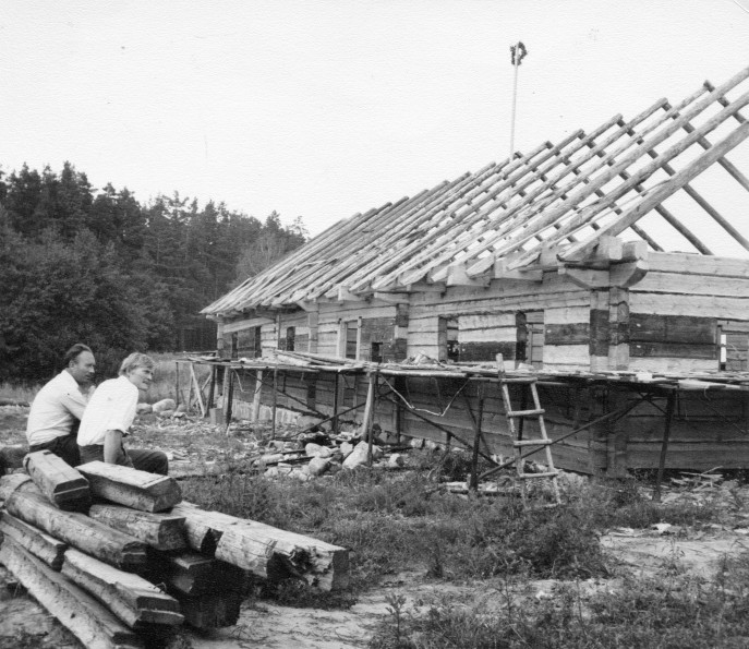 Construction of a dwelling house at the Obelinės Farmstead of the Open-Air Museum of Lithuania. 1973. LBM 50033