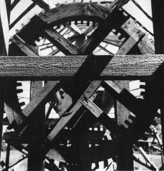 Flywheel of a threshing machine at the Obelinės Farmstead of the Open-Air Museum of Lithuania. 1973. LBM 50034