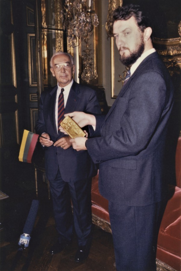 Jacques de Larosiere, Governor of the Bank of France, welcomes visiting Vilius Baldišis, Chairman of the Board of the Bank of Lithuania, and discusses the possibilities of fostering the process of returning gold. September 1991