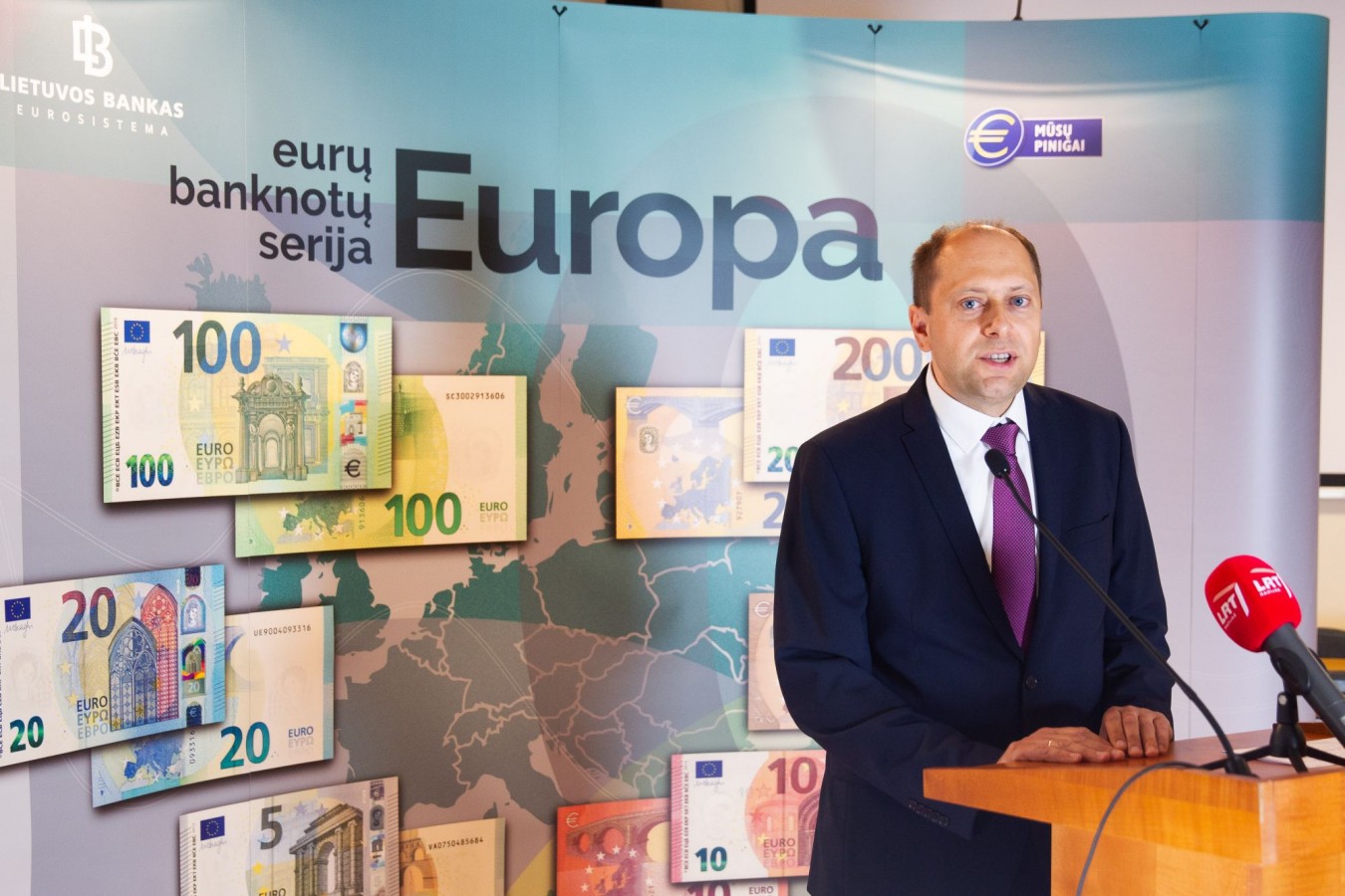 100 ir 200 eurų banknotų pristatymas