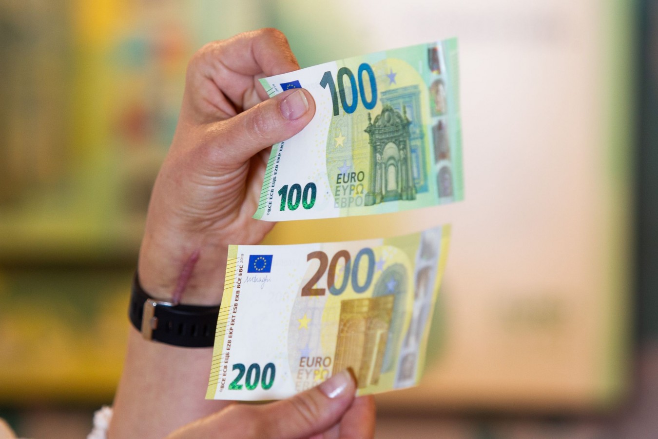 100 ir 200 eurų banknotų pristatymas
