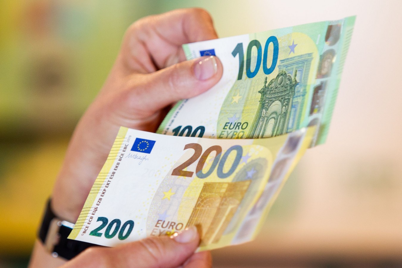 100 ir 200 eurų banknotų pristatymas