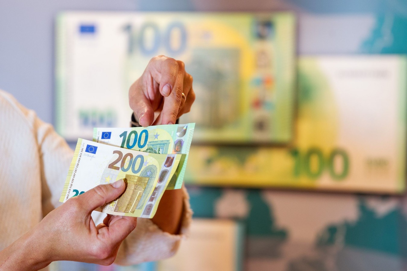 100 ir 200 eurų banknotų pristatymas