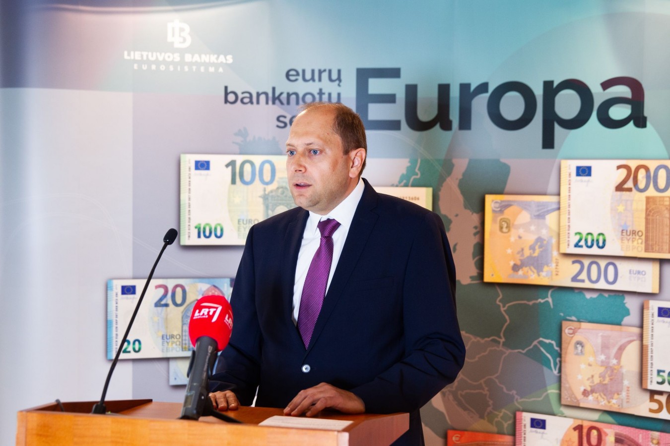 100 ir 200 eurų banknotų pristatymas