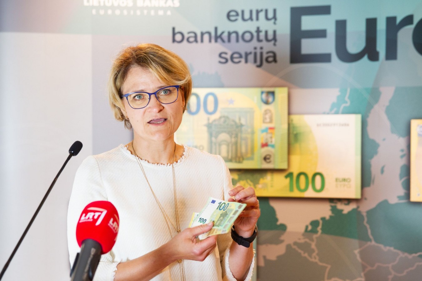 100 ir 200 eurų banknotų pristatymas