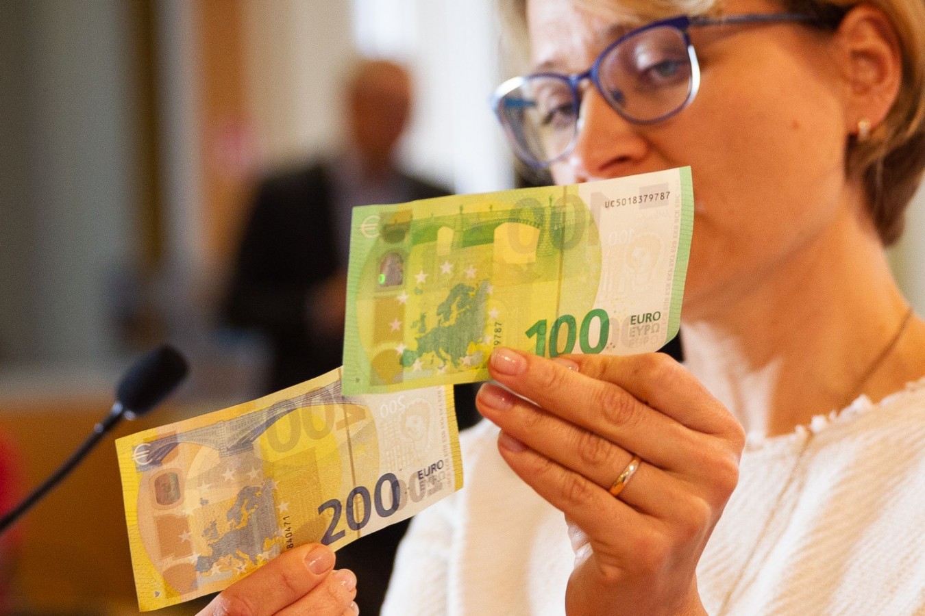 100 ir 200 eurų banknotų pristatymas