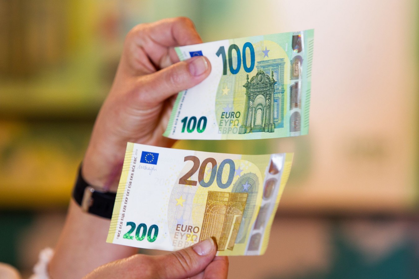 100 ir 200 eurų banknotų pristatymas
