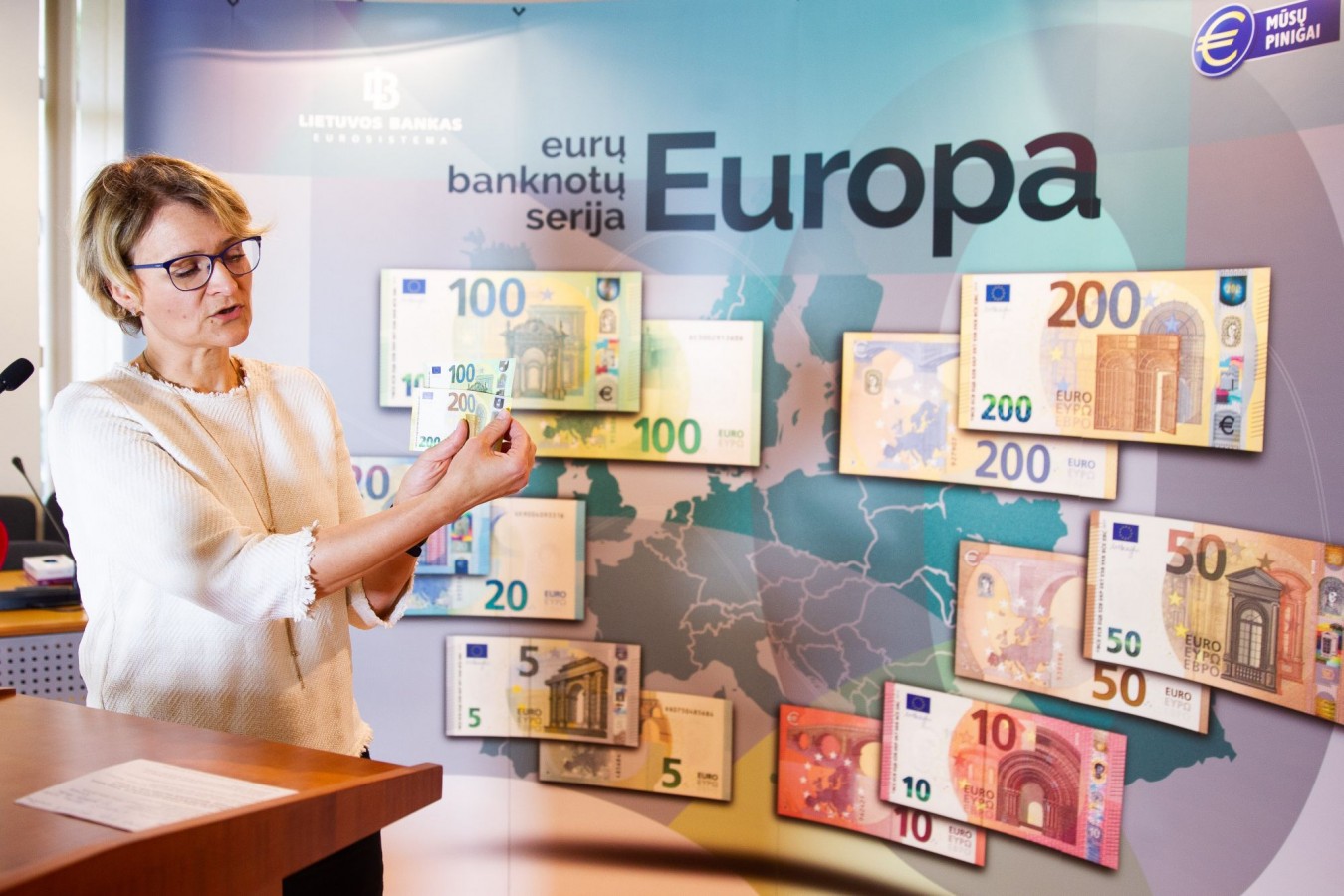 100 ir 200 eurų banknotų pristatymas