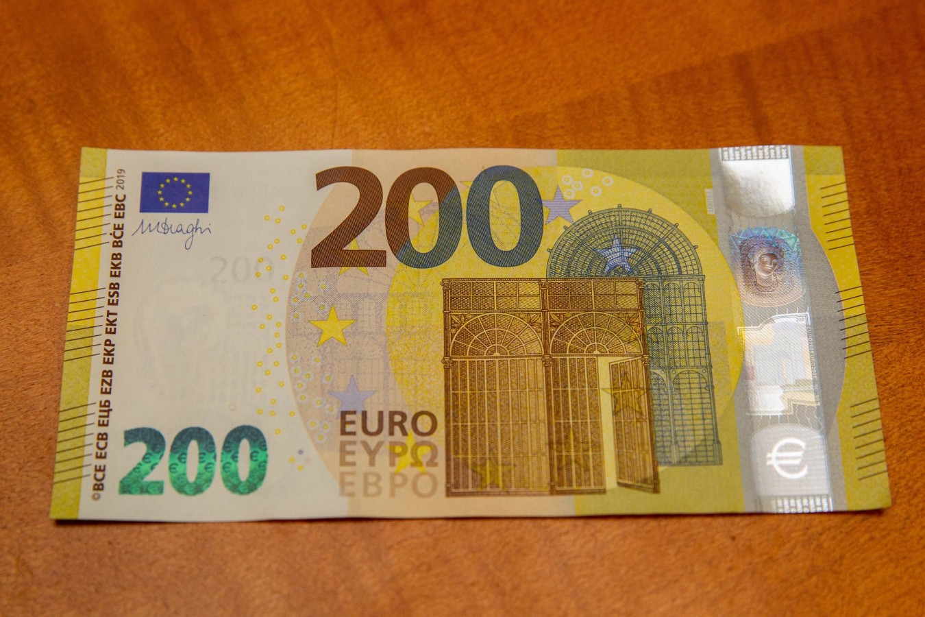 100 ir 200 eurų banknotų pristatymas
