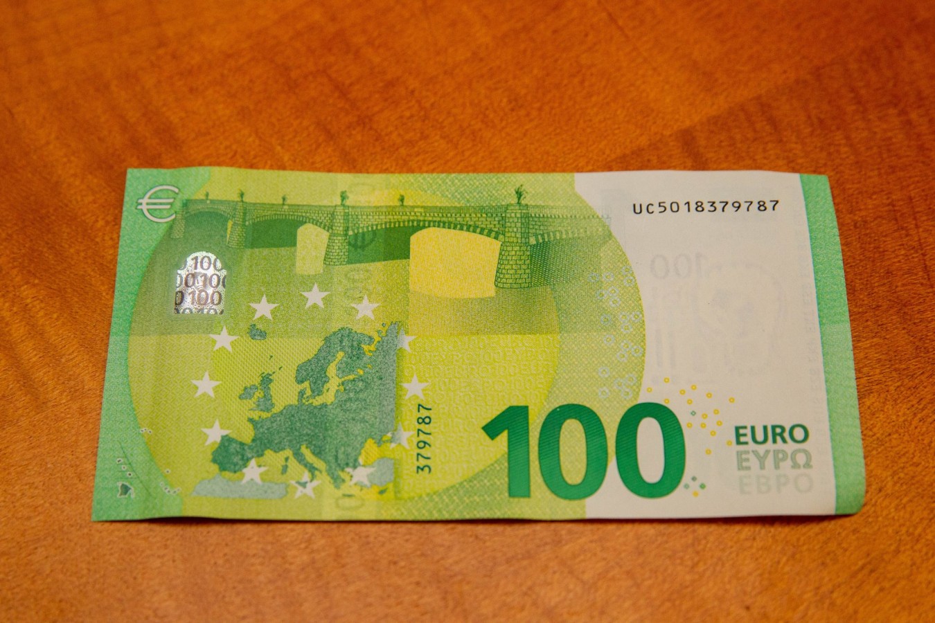 100 ir 200 eurų banknotų pristatymas