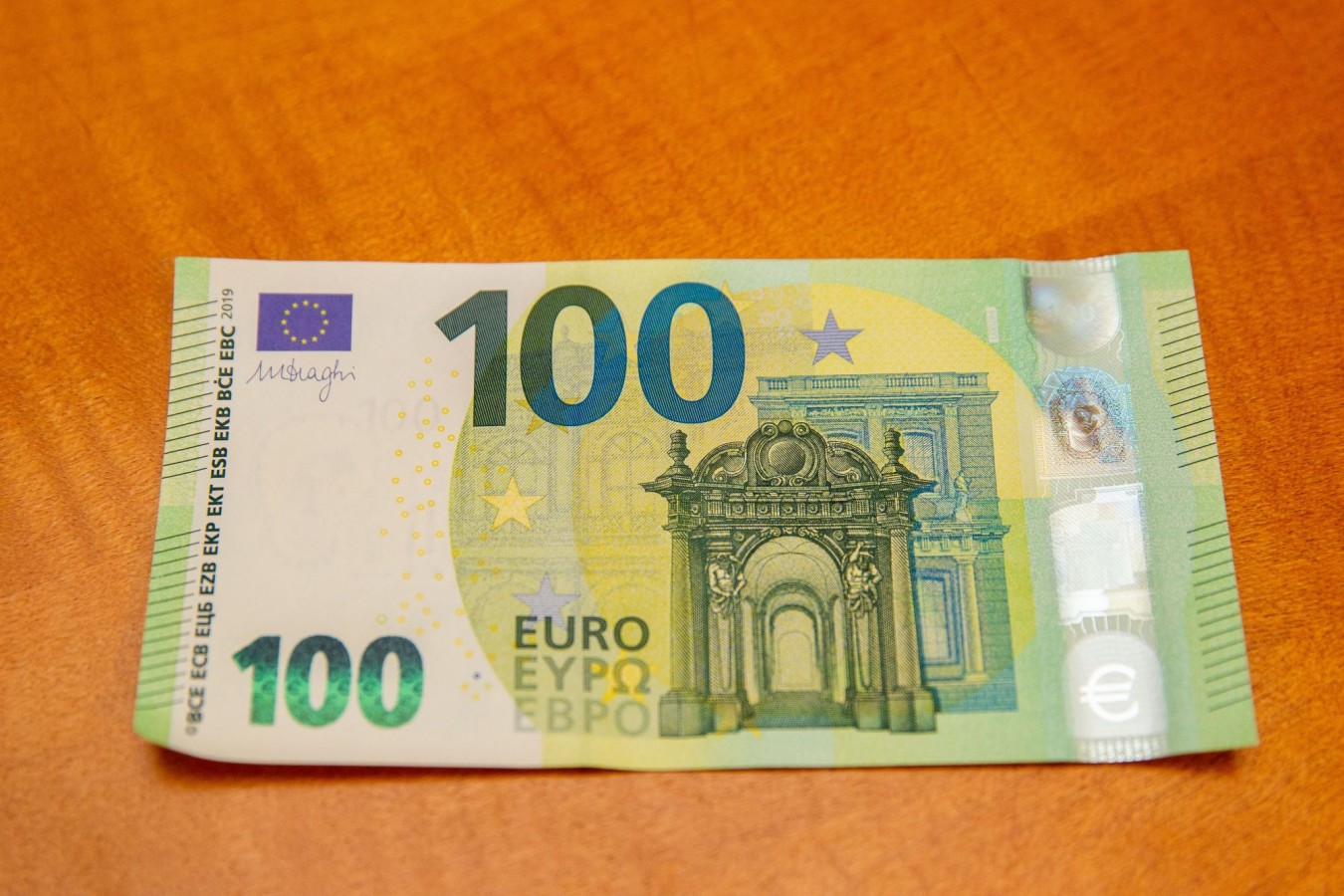 100 ir 200 eurų banknotų pristatymas