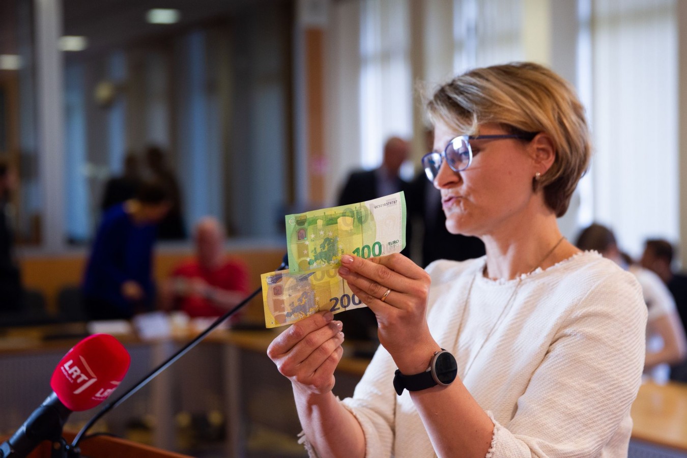 100 ir 200 eurų banknotų pristatymas
