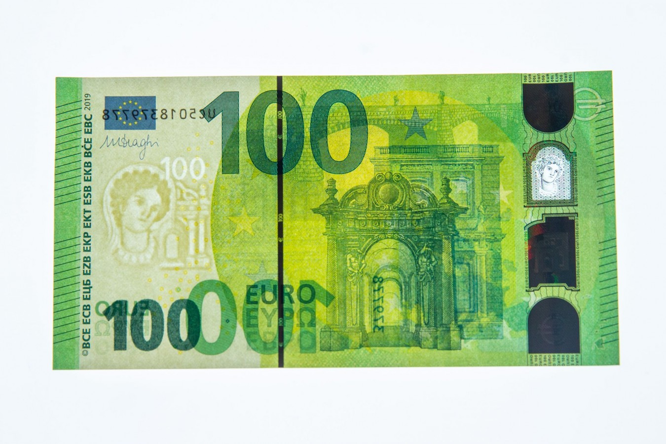 100 ir 200 eurų banknotų pristatymas