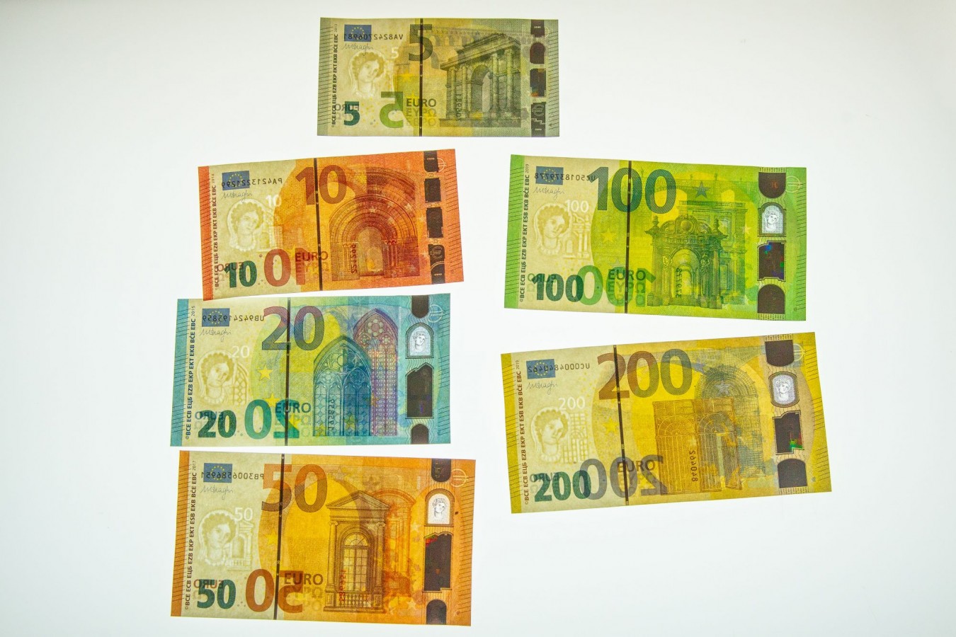 100 ir 200 eurų banknotų pristatymas