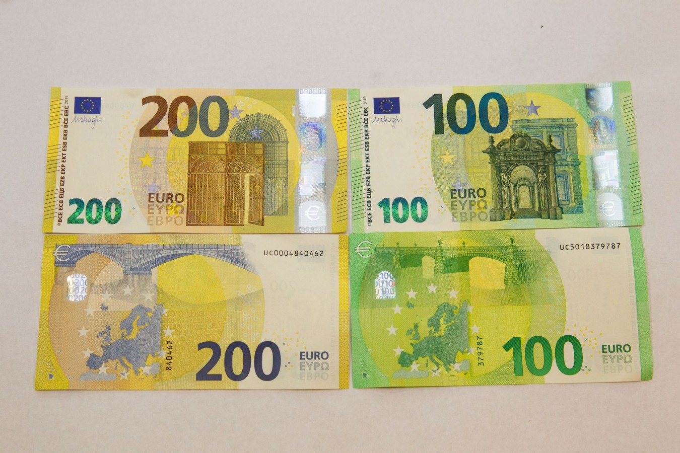 100 ir 200 eurų banknotų pristatymas