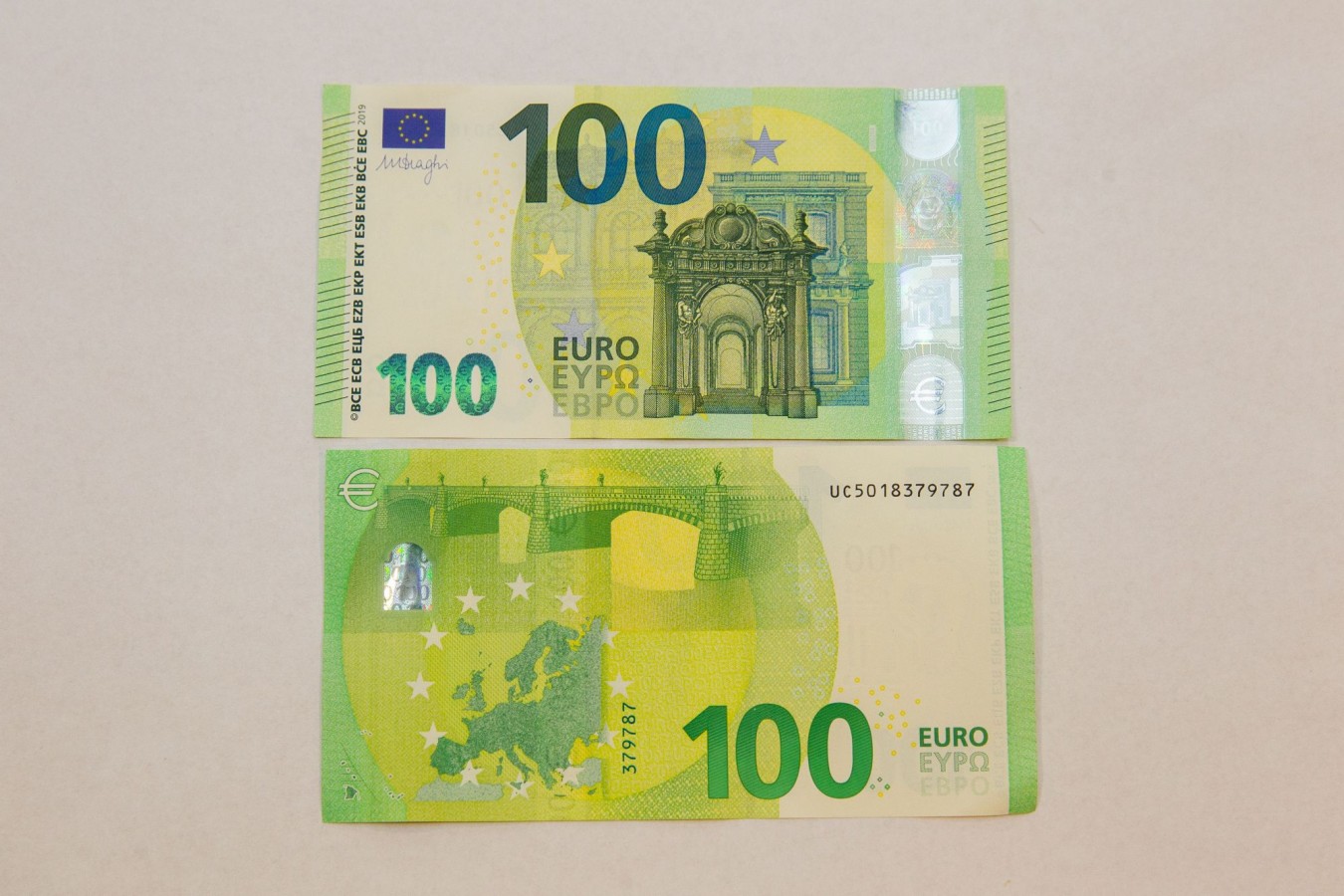 100 ir 200 eurų banknotų pristatymas