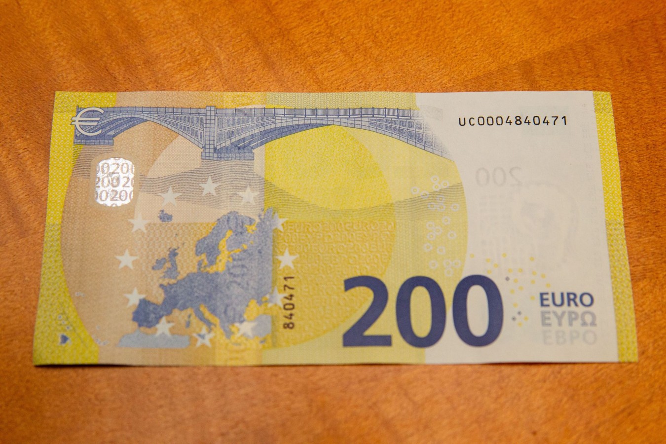100 ir 200 eurų banknotų pristatymas