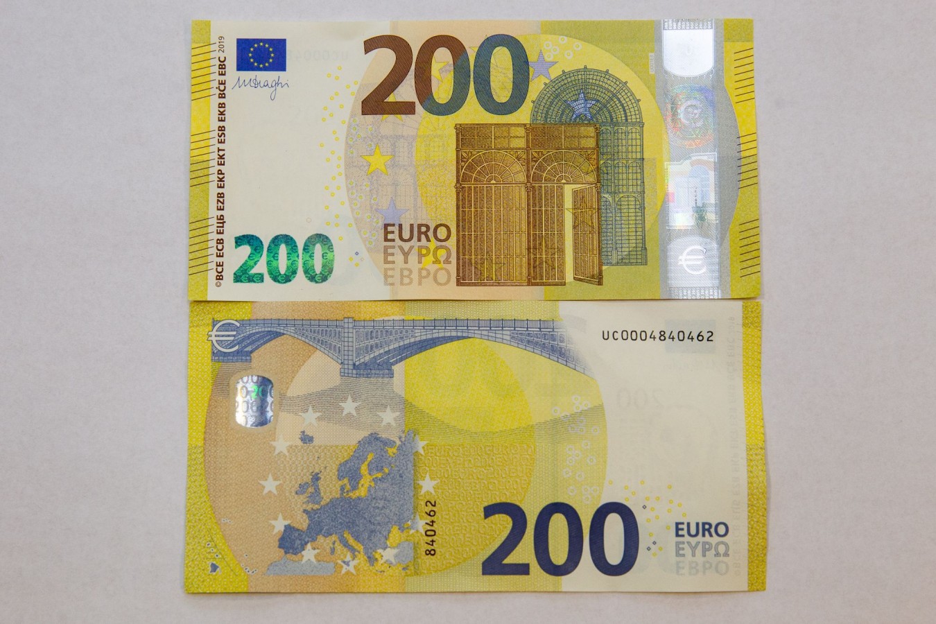 100 ir 200 eurų banknotų pristatymas