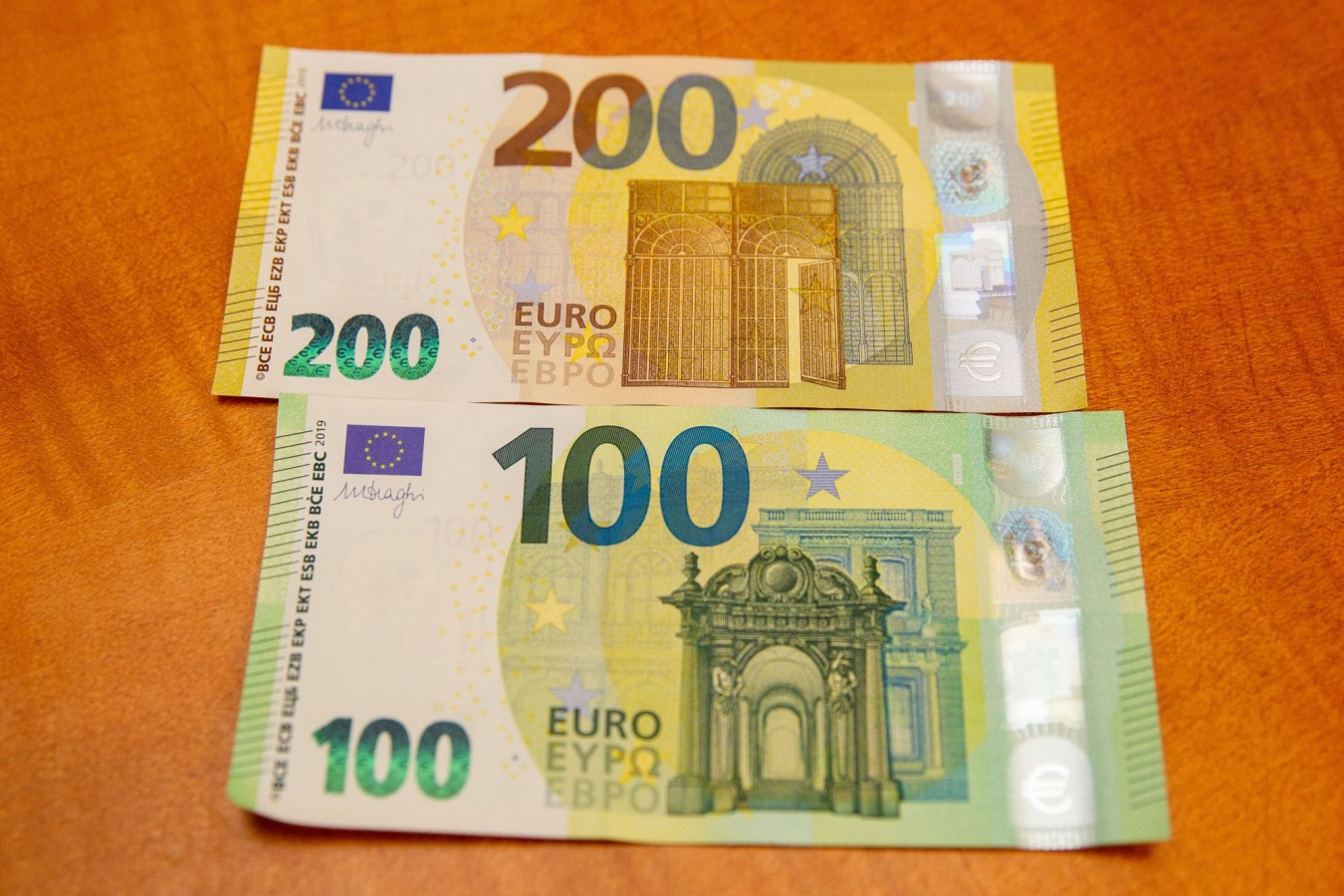 100 ir 200 eurų banknotų pristatymas