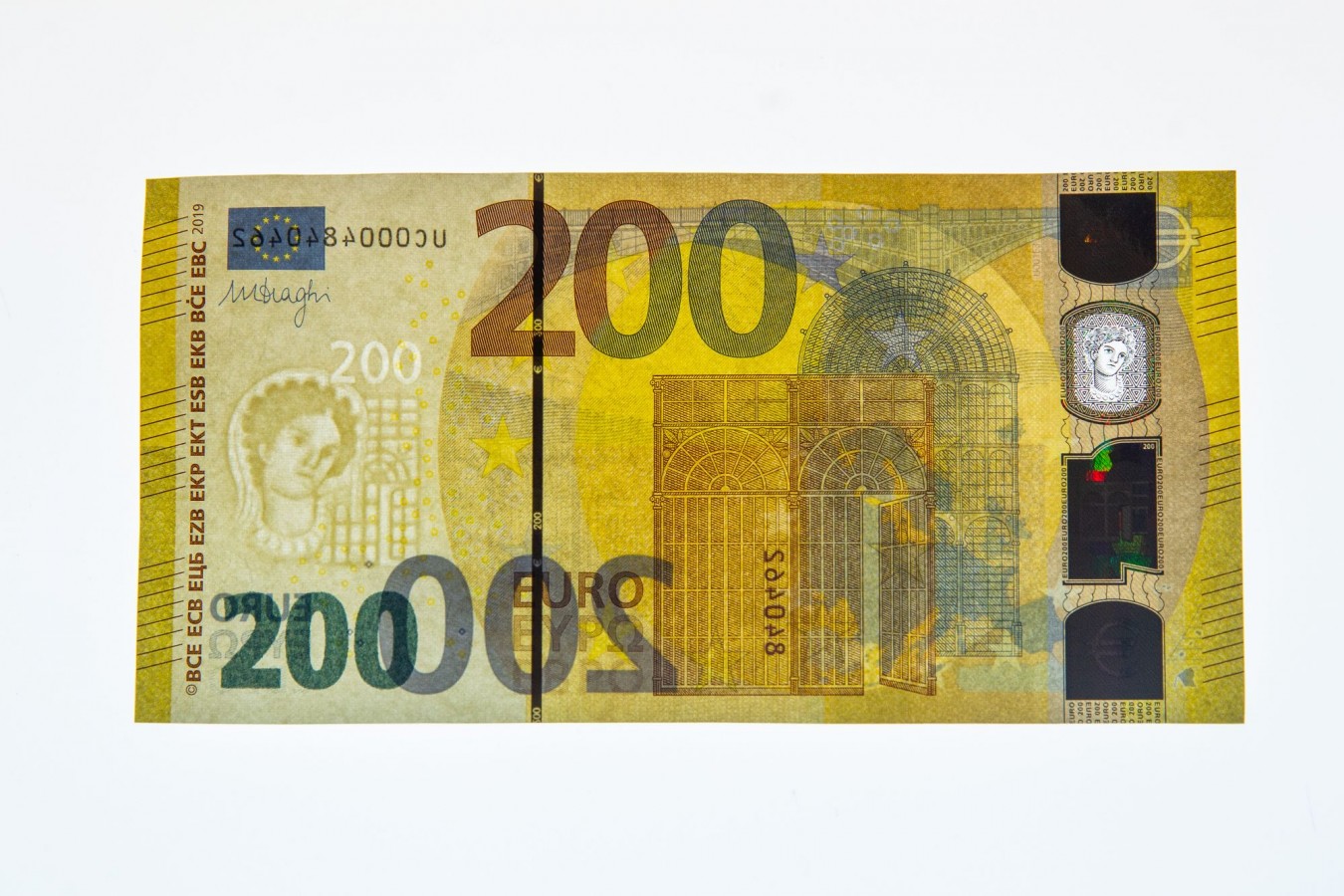 100 ir 200 eurų banknotų pristatymas