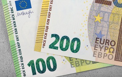 ECB_Shooting2018_look_1123_lying bills_emerald number_100_200EUR.jpg