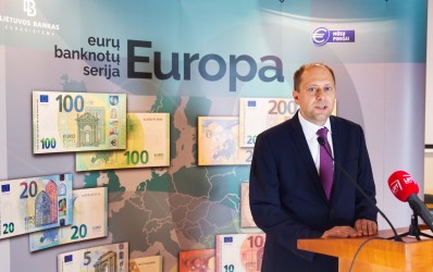 100 ir 200 eurų banknotų pristatymas