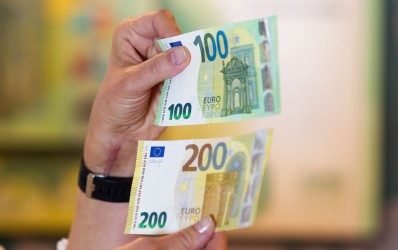 100 ir 200 eurų banknotų pristatymas