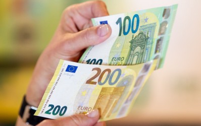 100 ir 200 eurų banknotų pristatymas