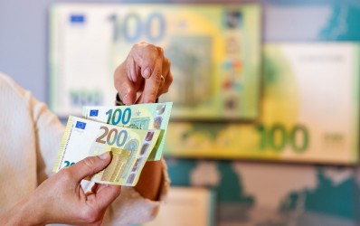 100 ir 200 eurų banknotų pristatymas