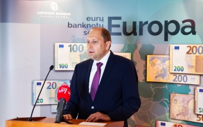 100 ir 200 eurų banknotų pristatymas