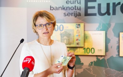 100 ir 200 eurų banknotų pristatymas