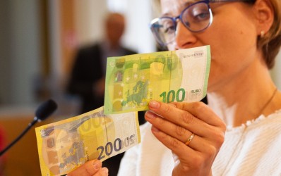 100 ir 200 eurų banknotų pristatymas
