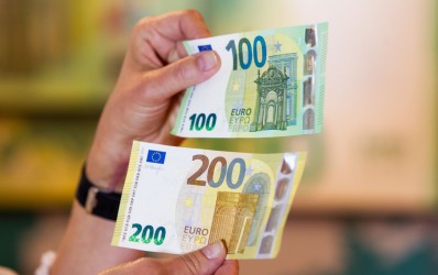 100 ir 200 eurų banknotų pristatymas