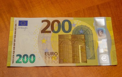 100 ir 200 eurų banknotų pristatymas