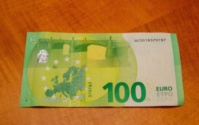 100 ir 200 eurų banknotų pristatymas