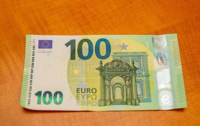 100 ir 200 eurų banknotų pristatymas