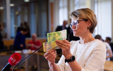 100 ir 200 eurų banknotų pristatymas
