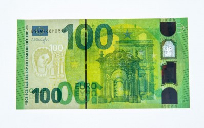 100 ir 200 eurų banknotų pristatymas