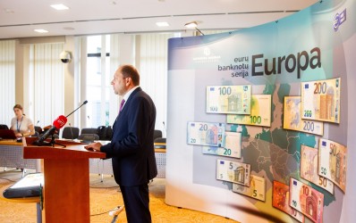 100 ir 200 eurų banknotų pristatymas