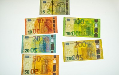 100 ir 200 eurų banknotų pristatymas