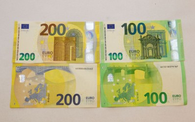 100 ir 200 eurų banknotų pristatymas