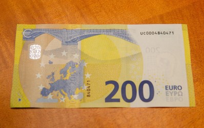 100 ir 200 eurų banknotų pristatymas
