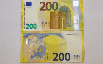 100 ir 200 eurų banknotų pristatymas