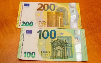 100 ir 200 eurų banknotų pristatymas