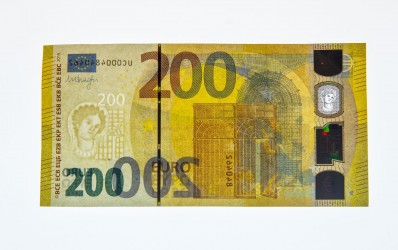 100 ir 200 eurų banknotų pristatymas