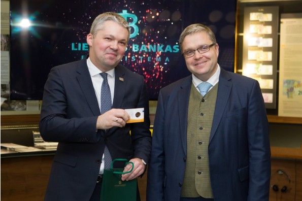 V.Vasiliauskas su Latvijos ambasados pirmuoju sekretoriumi.jpg