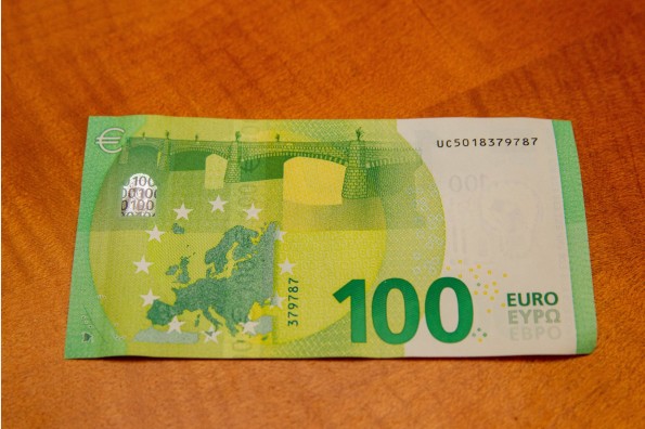 100 ir 200 eurų banknotų pristatymas