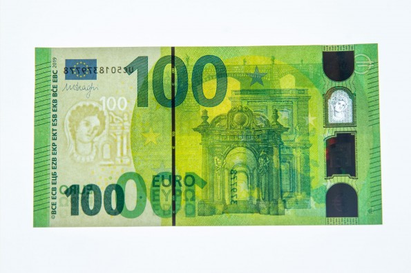 100 ir 200 eurų banknotų pristatymas